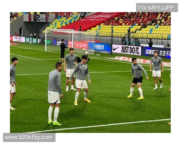 足球明星引发万人围观现场气氛热烈球迷疯狂追捧场面堪比盛大演唱会